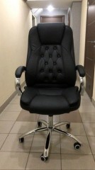 Черное компьютерное кресло для офиса